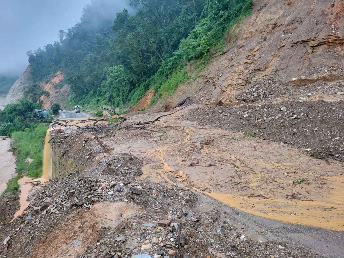 वर्षाका कारण देशभरका मुख्य ६ राजमार्ग अवरुद्ध, ५ राजमार्ग एकतर्फी सञ्चालन